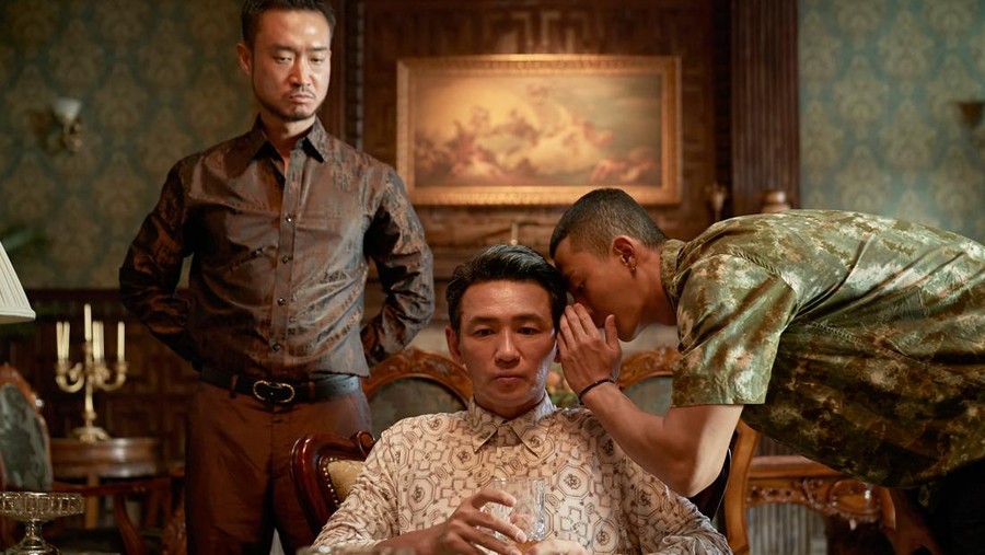 Narco-Saints (L to R) Ha Jung-woo as Kang Ingu, Hwang Jung-min as Jeon Yohan in Narco-Saints Cr. Cho Wonjin/Netflix © 2022