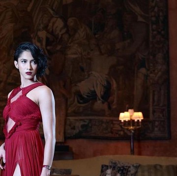Simak OOTD Stylish Aghniny Haque si Pemeran Sarah di Film 'Mencuri Raden Saleh'
