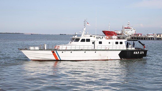 Pangkoarmada II mengatakan pihaknya sudah menemukan titik diduga keberadaan pesawat jatuh pada kedalaman sekitar 15 meter di laut.