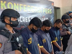 Tampang 3 Pengeroyok Tewaskan Warga Giriwono, Tertunduk Lesu-Diborgol