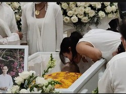 Momen Adik Kecup Jenazah Reza Gunawan di Rumah Duka Pluit