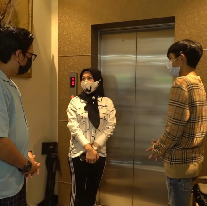<p>Uniknya, rumah mewah yang satu ini juga memiliki lift di dalamnya, lho. Semakin terlihat seperti hotel bintang lima, ya, Bunda. (Foto: YouTube TAULANY TV)</p>