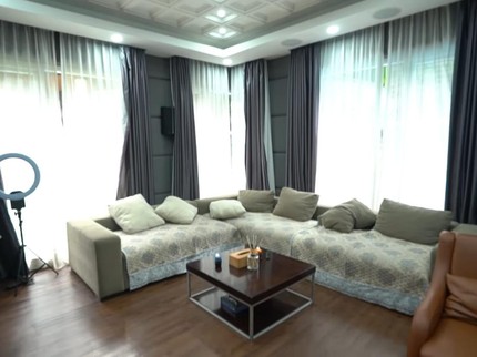 7 Potret Rumah Denny Cagur dan Shanty, Dilengkapi Lift hingga Ruang Karaoke