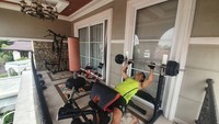 <p>Walaupun memiliki ruang khusus untuk tempat gym, Denny dan Shanty memilih untuk memindahkan peralatan gym mereka ke teras depan kamar mereka. (Foto: Instagram@shantydenny)</p>