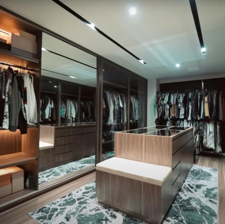 <p>Berikut ini adalah ruang wardrobe atau<em> walking closet.</em> Di dalamnya, dipenuhi beragam pakaian serta koleksi kesayangan Verrel seperti sepatu hingga aksesori. (Foto: YouTube AH)<br /><br /></p>