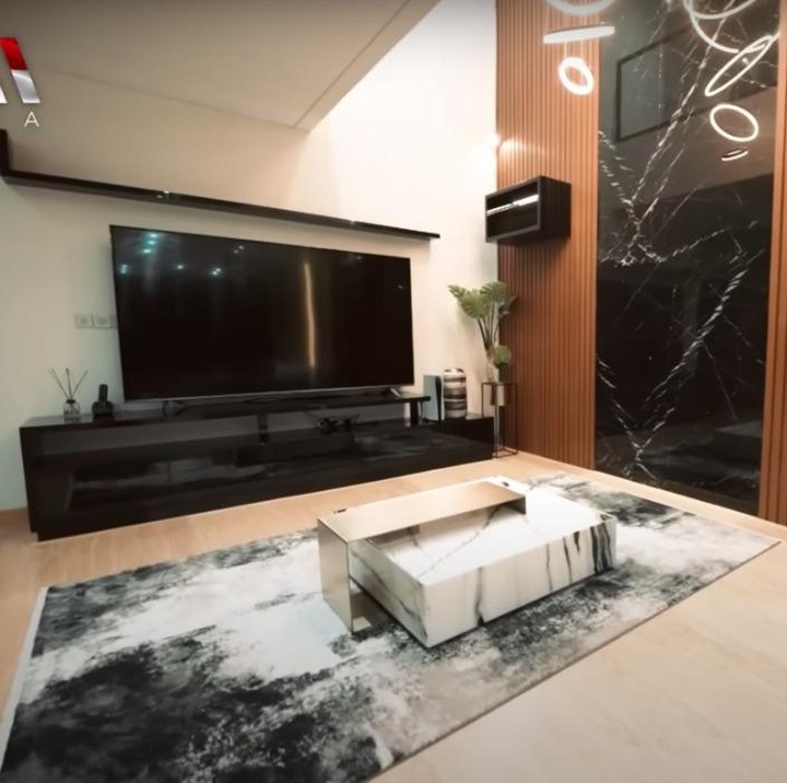 <p>Ada banyak spot yang menarik perhatian nih, Bunda. Salah satunya rumah keluarga berikut ini. Di sini, terdapat televisi serta meja minimalis yang dialasi dengan karpet. (Foto: YouTube AH)<br /><br /><br /></p>