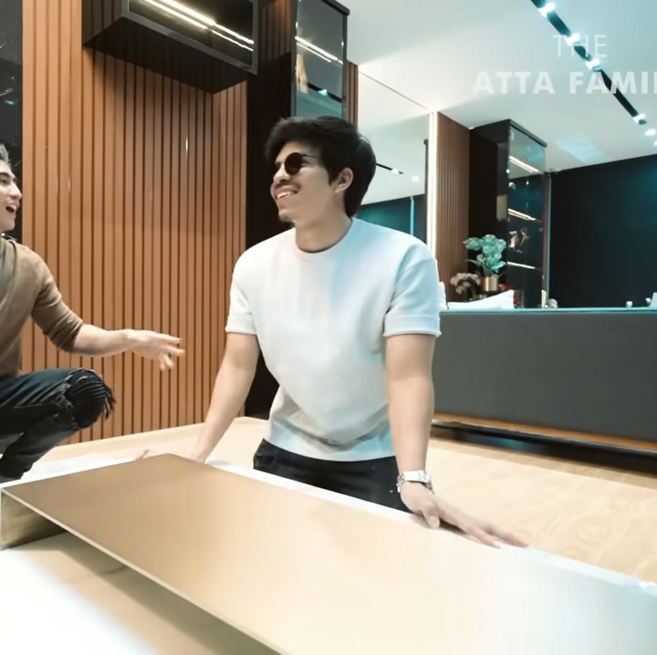 <p>Selain itu, ada pula ruang keluarga yang tak kalah mewah. Katanya, ruang ini nantinya bisa digunakan untuk berkumpul bersama teman-teman bermain playstation. (Foto: YouTube AH)<br /><br /><br /></p>