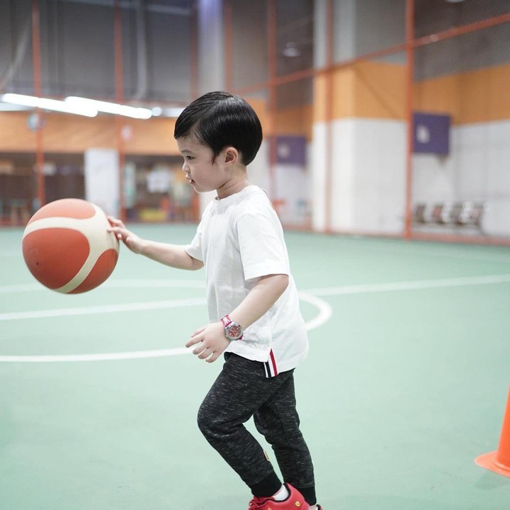 <p>Selain itu, banyak juga yang mendoakan jika Raphael bisa menjadi atlet basket Indonesia jika sudah besar nantinya. Semoga sehat selalu ya, Raphael. (sumber foto: @raphaelmoeis).</p>