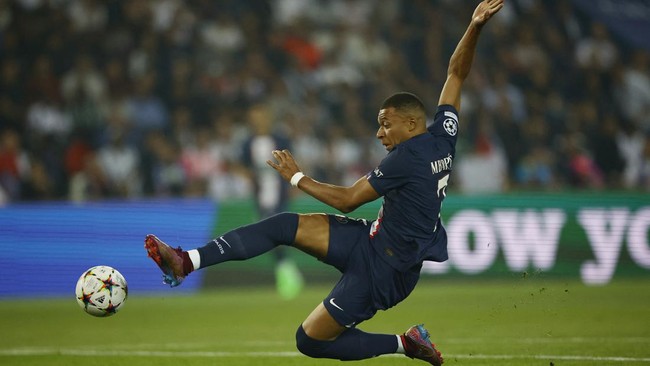 PSG dilaporkan telah menerima tawaran gila senilai 259 juta poundsterling atau sekitar Rp5 triliun dari Al Hilal untuk merekrut Kylian Mbappe.