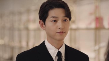 img-title Song Joong Ki Terciduk Suapi Mesra Seorang Wanita, Siapa?