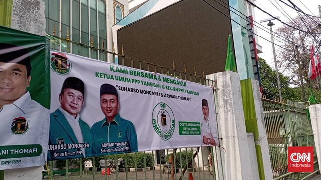 Sejumlah spanduk dukungan terhadap Suharso terpajang di pagar kantor DPP PPP, Jakpus, menggantikan spanduk ucapan selamat untuk Mardiono.