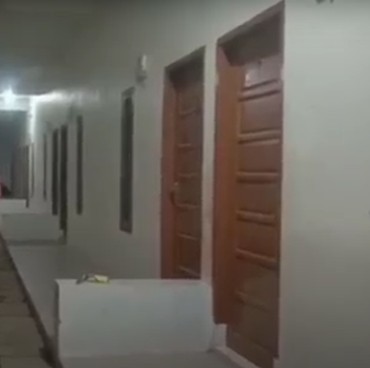 Oknum Polisi Ngibrit Cuma Pakai Sarung usai Digerebek Ngamar dengan Istri Orang