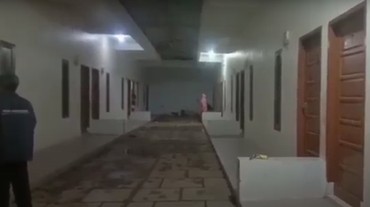 Oknum Polisi Ngibrit Cuma Pakai Sarung usai Digerebek Ngamar dengan Istri Orang