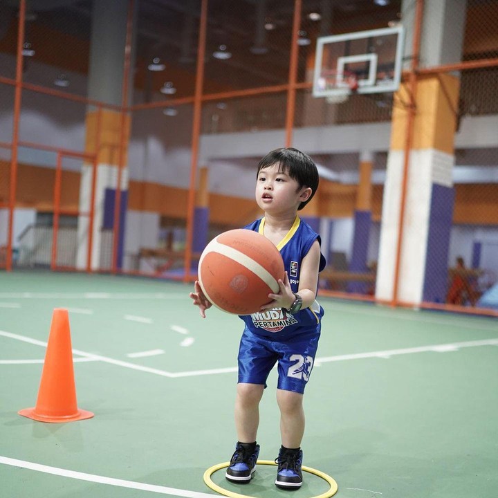 <p>Tak heran jika banyak netizen yang men-tag akun Instagram Deny Sumargo untuk menantangnya bermain basket bersama Raphael. "Saingannya Deny Sumargo nih," tulis salah satu netizen. (Foto: dok. Instagram @raphaelmoeis)</p>