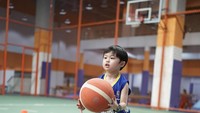<p>Tak heran jika banyak netizen yang men-tag akun Instagram Deny Sumargo untuk menantangnya bermain basket bersama Raphael. "Saingannya Deny Sumargo nih," tulis salah satu netizen. (Foto: dok. Instagram @raphaelmoeis)</p>