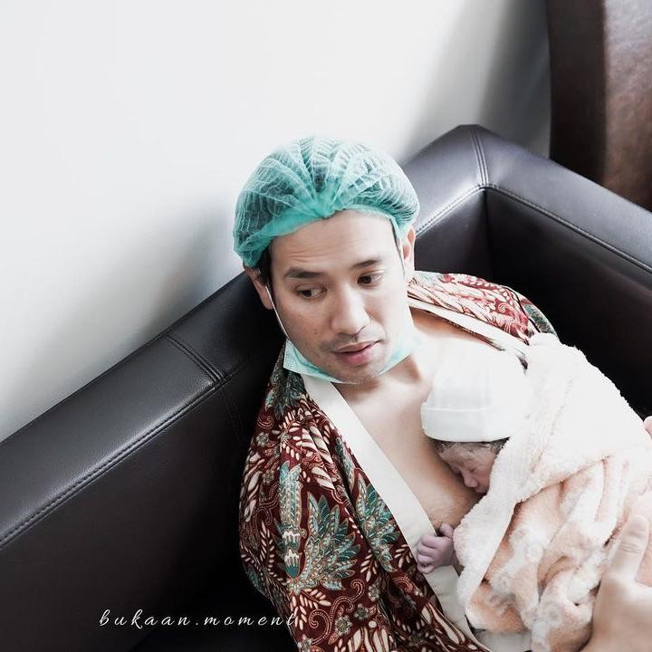 <p>Tarra selalu menemani sang isteri mulai dari masa kehamilan, hingga persalinan puteri kedua mereka. Nama yang diberikan oleh sang ayah ini hampir sama dengan anak pertama, Bunda. (Foto: dok. Instagram @gyaps)</p>