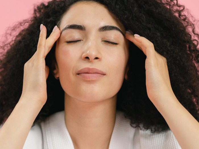 Kesalahan memakai face oil adalah tidak sembari memijat wajah.