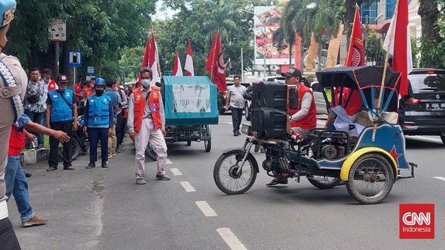 Aliansi Becak Bermotor (Betor) Bersatu menggelar demo menolak kenaikan harga BBM di depan kantor Pertamina Sumbagut, Kota Medan.