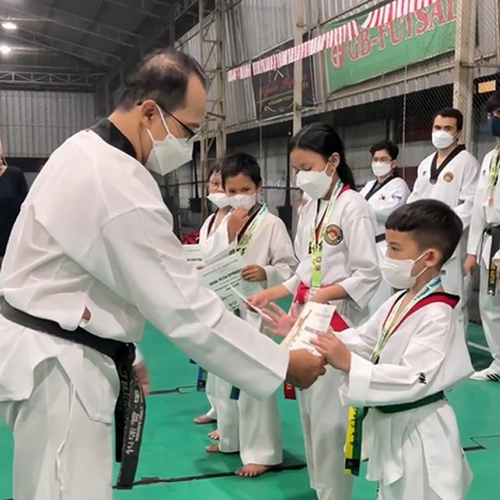 <p>Tya Ariestya tengah berbangga hati nih, Bunda. Putra sulungnya, Muhammad Kanaka Ratinggang, belum lama ini mengikuti Taekwondo Hawaii World Open Championship. (Foto: Instagram @tya_ariestya)<br /><br /><br /></p>