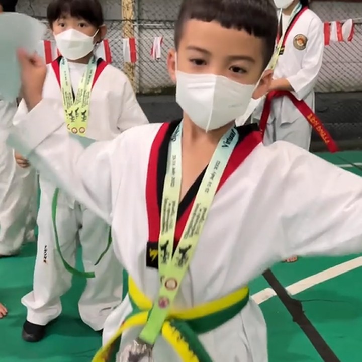 <p>Diungkap Tya, ini menjadi medali pertama Kanaka, Bun. "Medali Taekwondo Pertama Kanaka. Alhamdulillah Kanaka ikut pertandingan Taekwondo Hawaii World Open Championship, dan hari ini pengalungan medali di @taekwondo_isci," tuturnya dikutip dari akun @tya_ariestya. (Foto: Instagram @tya_ariestya)<br /><br /><br /></p>