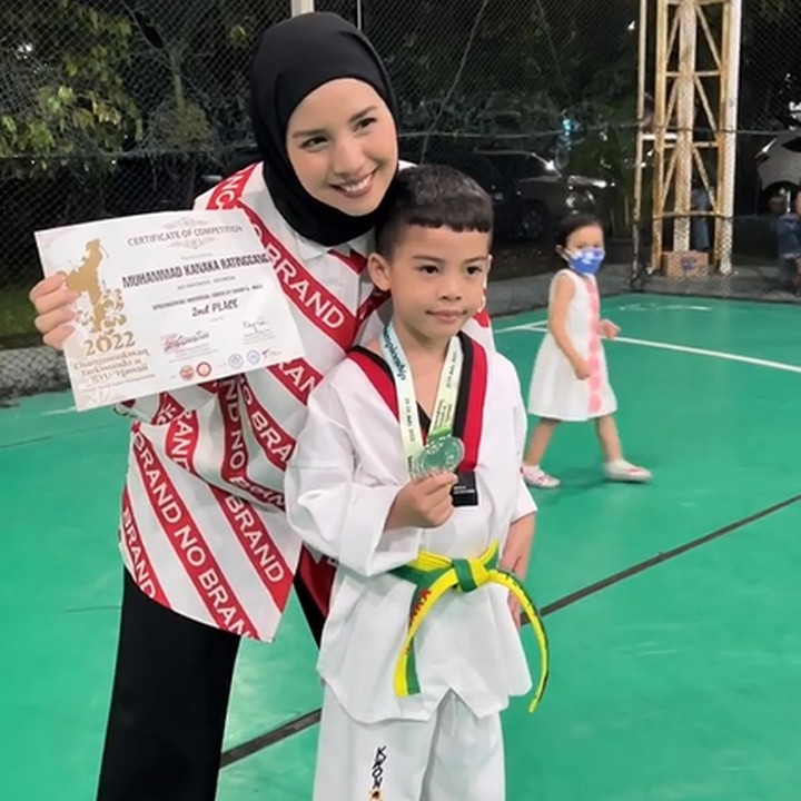 <p>Diketahui, Kanaka mendapat juara kedua. "Sekarang baru juara 2, alhamdulillah Kalah Menang harus biasa, yg utama kasih penampilan terbaik sewaktu pertandingan," ungkap Tya. (Foto: Instagram @tya_ariestya)<br /><br /><br /></p>