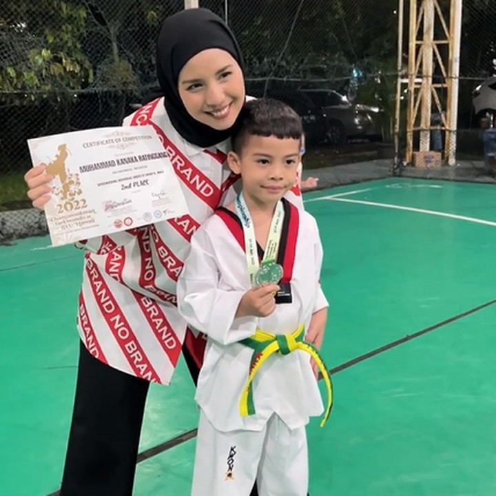 <p>Keren ya, Bunda. Kita doakan, semoga Kanaka bisa terus berprestasi seperti sang ibunda, ya. (Foto: Instagram @tya_ariestya)</p>