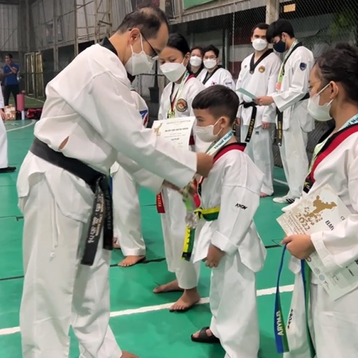 <p>Hal tersebut terlihat dari postingan Tya di Instagram pribadinya. Dalam unggahan tersebut, ia membagikan momen sang putra mendapat kalung medali. (Foto: Instagram @tya_ariestya)<br /><br /><br /></p>