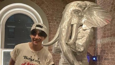 8 Potret V BTS Asyik Liburan di New York, Minum Wine Seharga Puluhan Juta