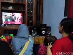 Warga Banyuwangi Nobar Pelantikan Menteri PAN-RB Azwar Anas