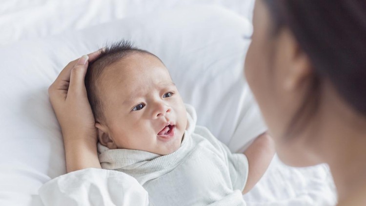 5 Cara Ajak Ngobrol Bayi untuk Cegah Speech Delay, Perhatikan Hal Ini Bun 5 Cara Ajak Ngobrol Bayi untuk Cegah Speech Delay, Perhatikan Hal Ini Bun