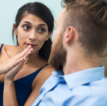 Perempuan Wajib Tahu, Ini 6 Alasan Mengapa Kamu Tidak Perlu Sampai Mengemis Cinta pada Seorang Pria!