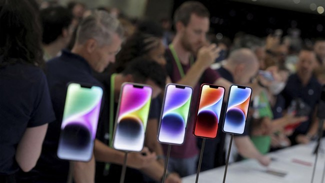 Warganet ramai membandingkan iPhone 14 dengan pendahulunya iPhone 13 usai ajang Far Out, semalam. Opini mereka: tak ada perbedaan. Benarkah demikian?