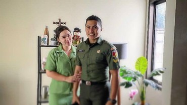 img-title Segera Menikah, 7 Potret Pacar Aprilio Manganang Pakai Baju Persit Dikritik