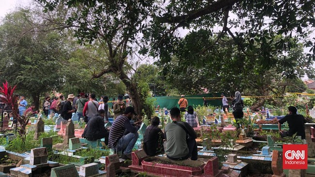 Proses ekshumasi atau bongkar makam santri Gontor yang tewas diduga dianiaya dilakukan di Palembang untuk kemudian diautopsi pagi ini.