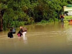 Jalur Trans Kalimantan Kukar-Kubar Terendam Banjir, Motor Diangkut Perahu