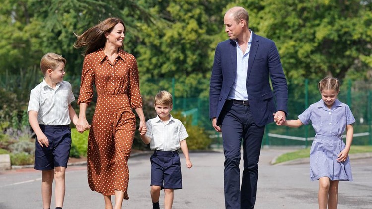 Britain's Prince George, Princess Charlotte and Prince Louis, accompanied by their parents Prince William and Catherine, Duchess of Cambridge, arrive for a settling-in afternoon at Lambrook School, an annual event held to welcome new starters and their families the day before the start of the new school term, near Ascot in Berkshire, Britain, September 7, 2022. Jonathan Brady/Pool via REUTERS