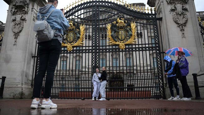 Seorang pria ditangkap kepolisian usai insiden mobil menabrak pagar Istana Buckingham di London, Inggris.