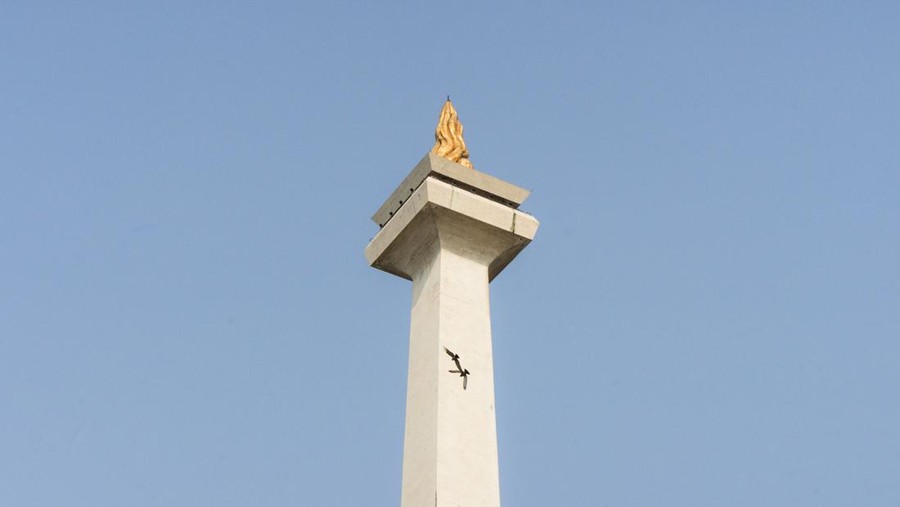 Cara ke Monas bisa menggunakan transportasi umum kereta KRL Commuter Line, MRT, hingga busway TransJakarta. Monas sendiri terletak di Jakarta Pusat.
