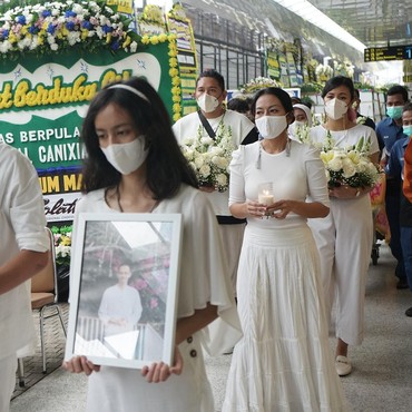 Pesan Perpisahan Dee Lestari Saat Jasad Reza Gunawan Akan Dikremasi