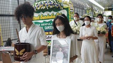Pesan Perpisahan Dee Lestari Saat Jasad Reza Gunawan Akan Dikremasi