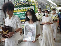 Abu Jenazah Suami Dee Lestari Dilarung ke Laut Ancol