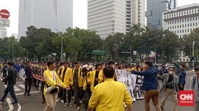 Mahasiswa Jebol Kawat Berduri Patung Kuda, Pekik Revolusi Menggema