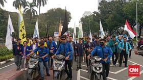 Massa Demo Tolak Harga BBM Padati Patung Kuda