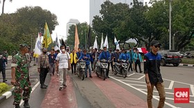 Aksi Dorong Motor, Massa BEM SI Long March ke Patung Kuda