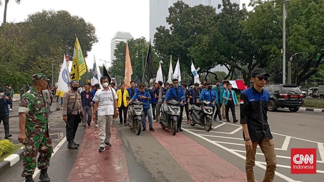 Massa tiba di Patung Kuda sekitar pukul 13.00 WIB dengan mengenakan identitas almamater masing-masing.