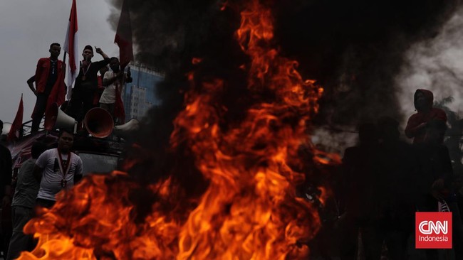 FOTO: Demo Tolak Kenaikan BBM di Patung Kuda