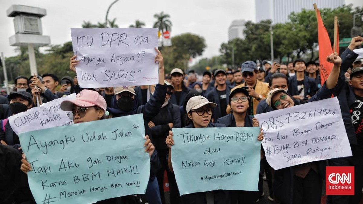 FOTO: Demo Tolak Kenaikan BBM di Patung Kuda