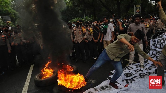 FOTO: Suasana Rusuh Demo Tolak Kenaikan BBM di Patung Kuda
