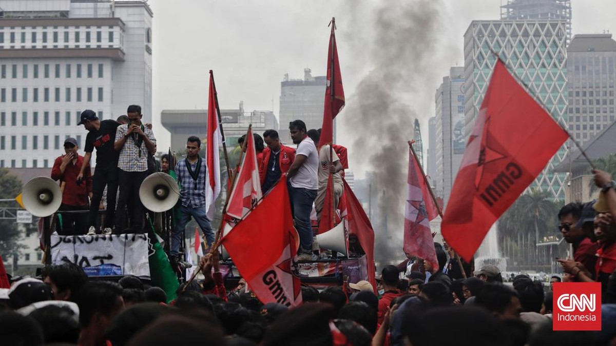 FOTO: Suasana Rusuh Demo Tolak Kenaikan BBM di Patung Kuda