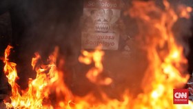 FOTO: Suasana Rusuh Demo Tolak Kenaikan BBM di Patung Kuda